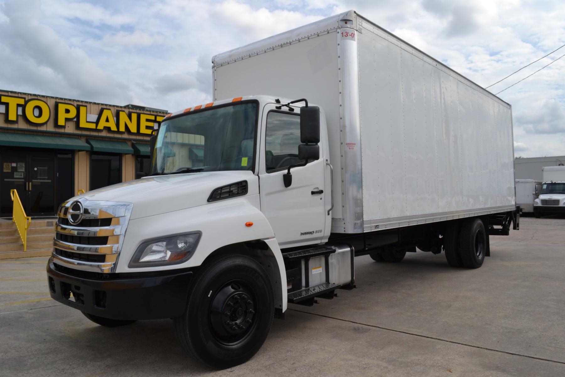 2020 WHITE /BLACK HINO 268 with an JO8E-WU 8.0L 230HP engine, ALLISON 2200HS AUTOMATIC transmission, located at 9172 North Fwy, Houston, TX, 77037, (713) 910-6868, 29.887470, -95.411903 - 25,950LB GVWR NON CDL, 26FT BOX, 13FT CLEARANCE, HEIGHT 103" X WIDTH 102", 2,500LB LIFT GATE, 95 GALLON FUEL TANK, SPRING RIDE, COLD A/C - Photo #0